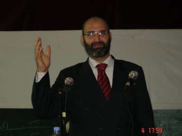الدكتور أمير صالح اثناء تدريسه بالجزائر العاصمة