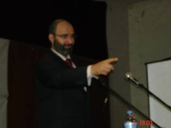 الدكتور أمير صالح اثناء تدريسه بالجزائر العاصمة