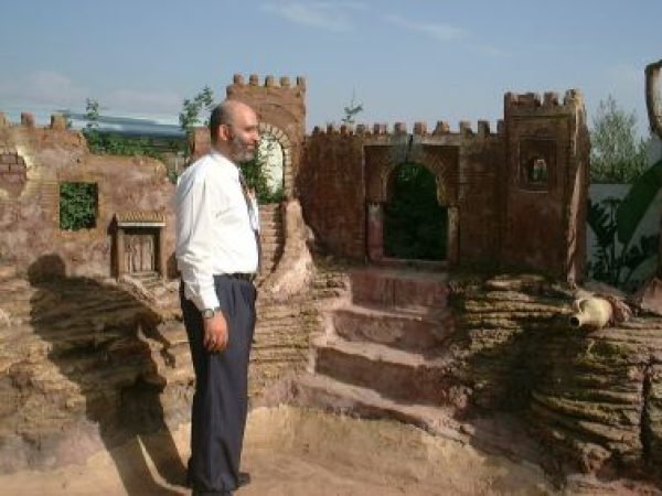 الدكتور أمير أمام إحدى الأبنيه الأثرية  بمدينة مكناس المغرب