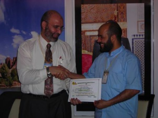 الدكتور أمير صالح يعطي أحد المتدربين شهاده حضور دورة الحجامة