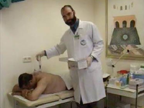 الدكتور أمير صالح مع مريض يتداوى بالحجامة